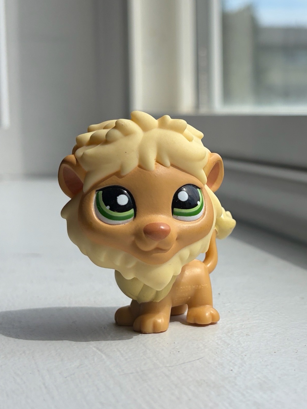 Authentic Littlest Pet Shop lion king figure - Green Eyes